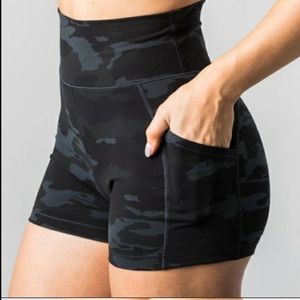 ALPHALETE SURFACE POCKET SHORTS